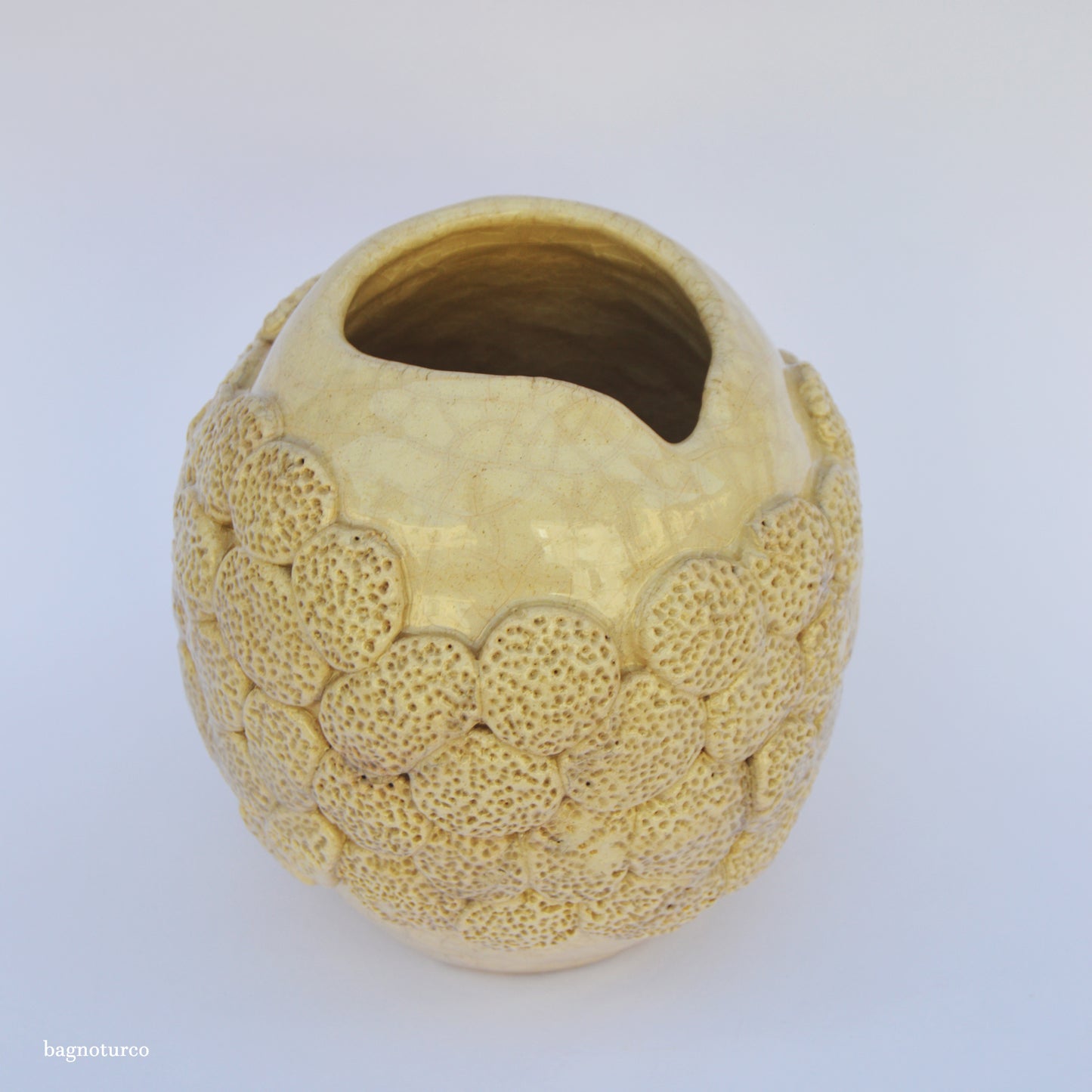 Vaso scultura in ceramica a forma di uovo