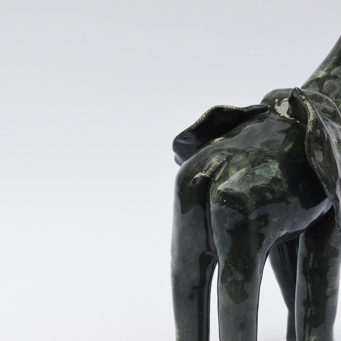 scultura ceramica a forma di elefante