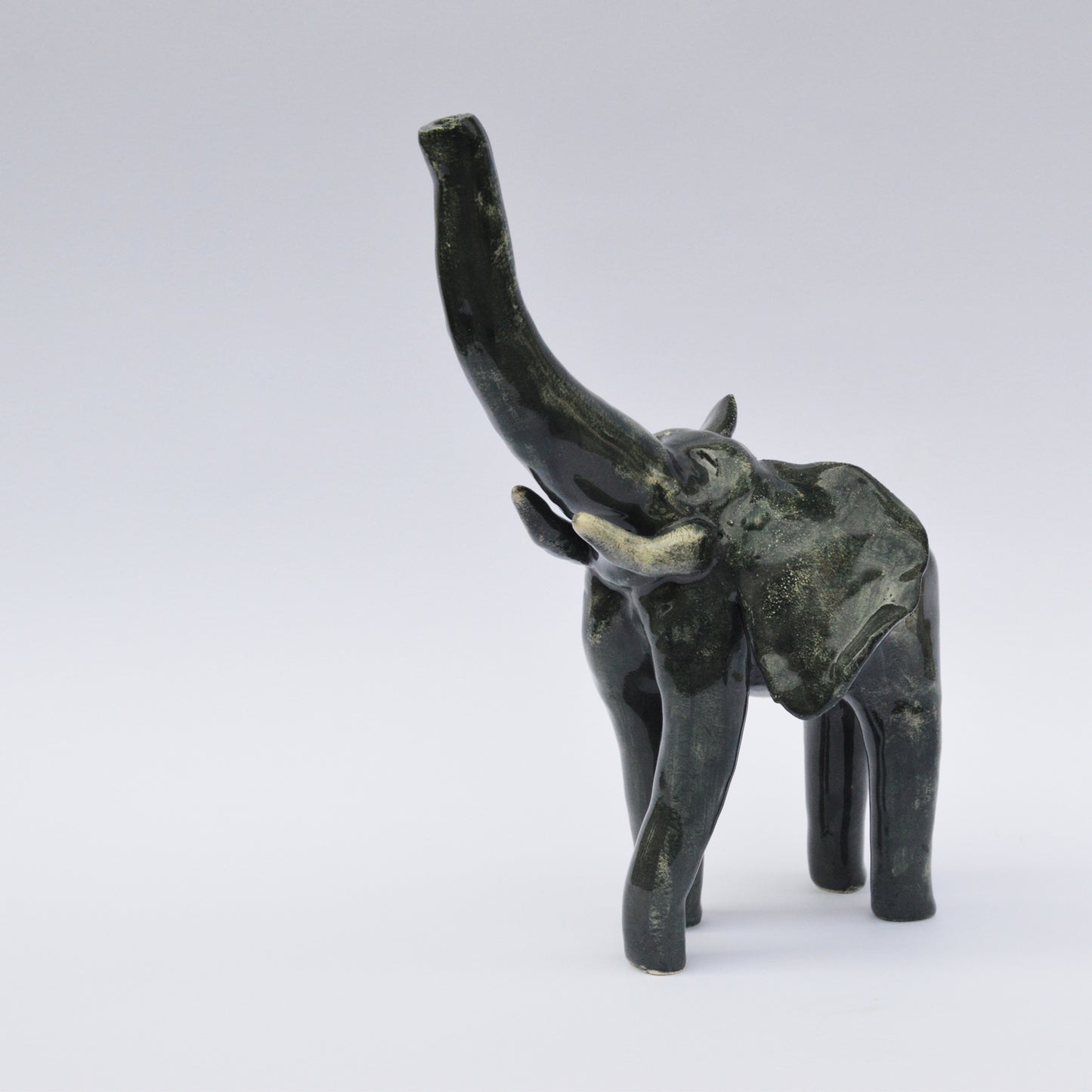 scultura ceramica a forma di elefante